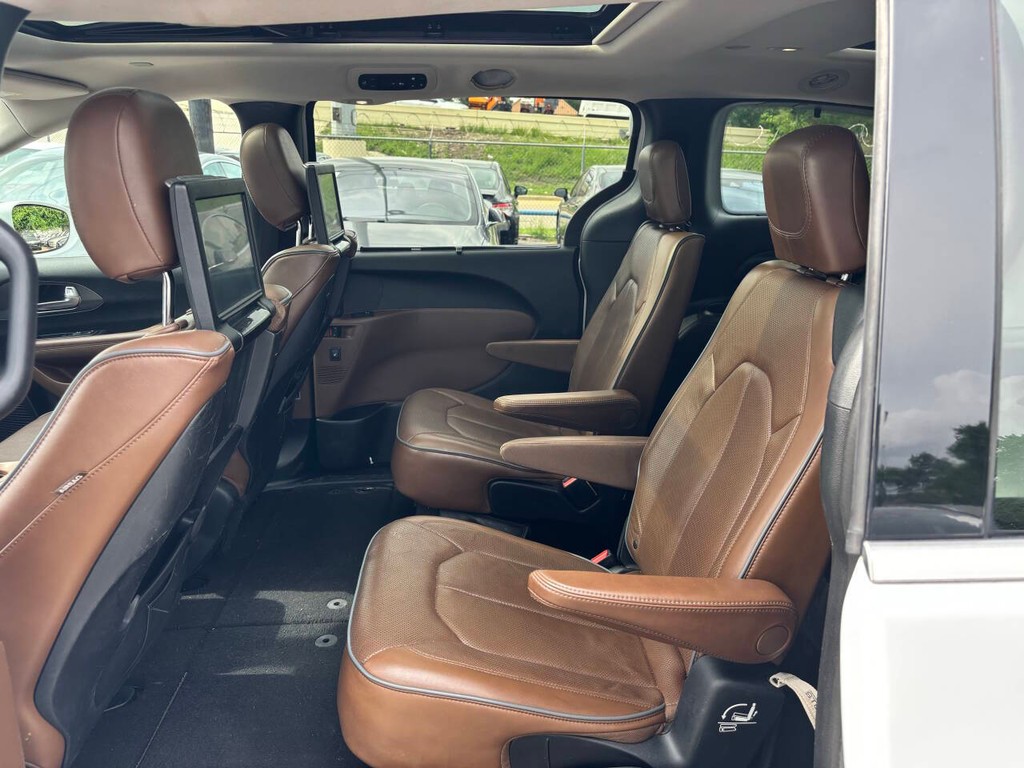 Chrysler Pacifica Vehicle Full-screen Gallery Image 14