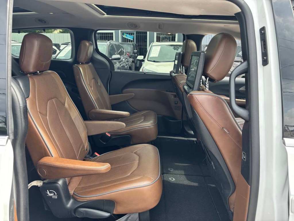Chrysler Pacifica Vehicle Full-screen Gallery Image 15
