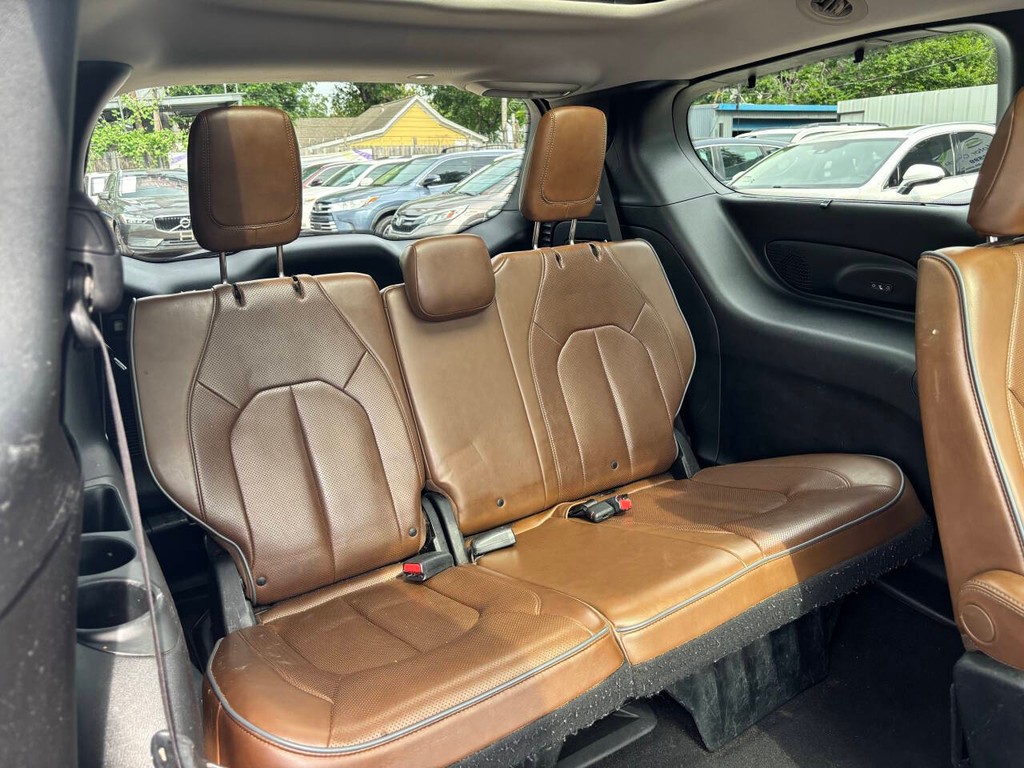 Chrysler Pacifica Vehicle Full-screen Gallery Image 16