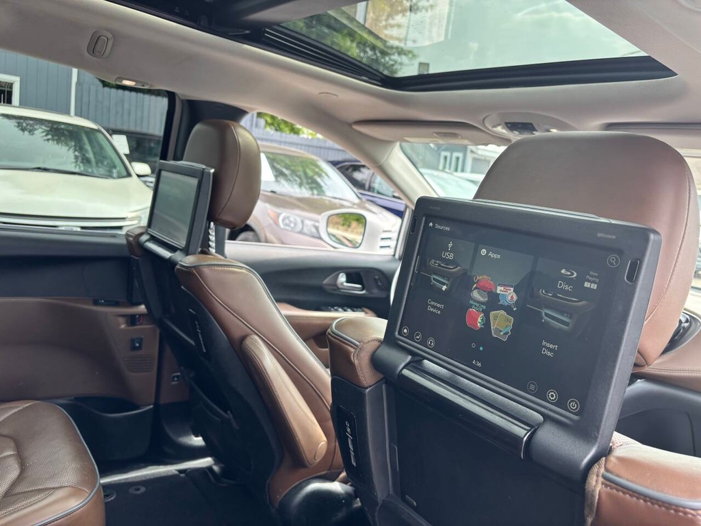 Chrysler Pacifica Vehicle Full-screen Gallery Image 17