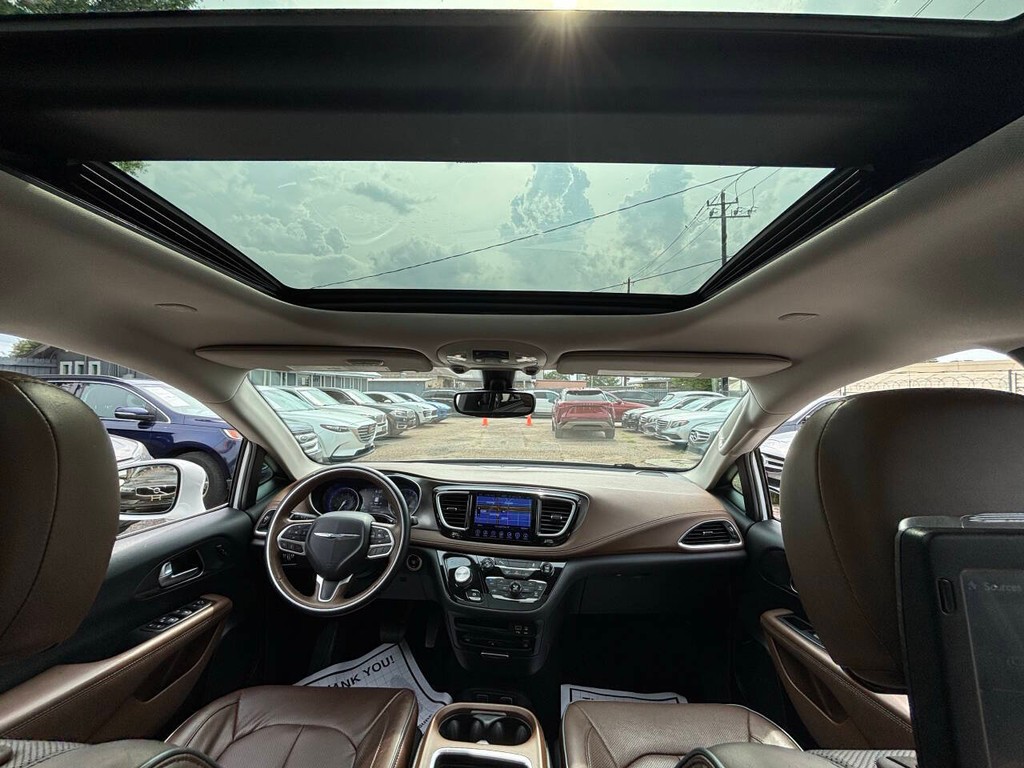 Chrysler Pacifica Vehicle Full-screen Gallery Image 19