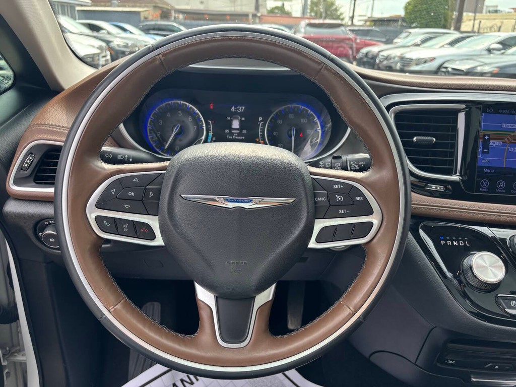 Chrysler Pacifica Vehicle Full-screen Gallery Image 23