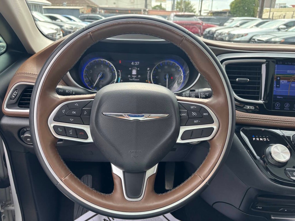 Chrysler Pacifica Vehicle Full-screen Gallery Image 24