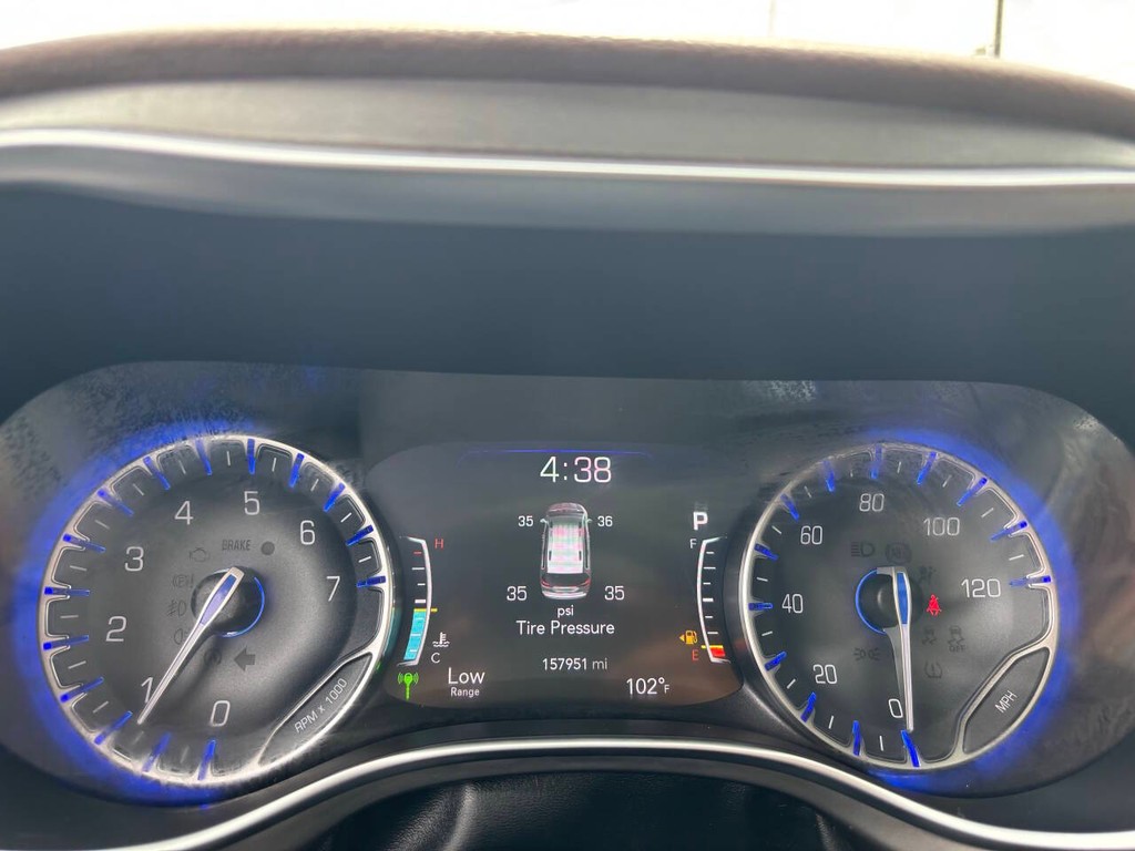 Chrysler Pacifica Vehicle Full-screen Gallery Image 30