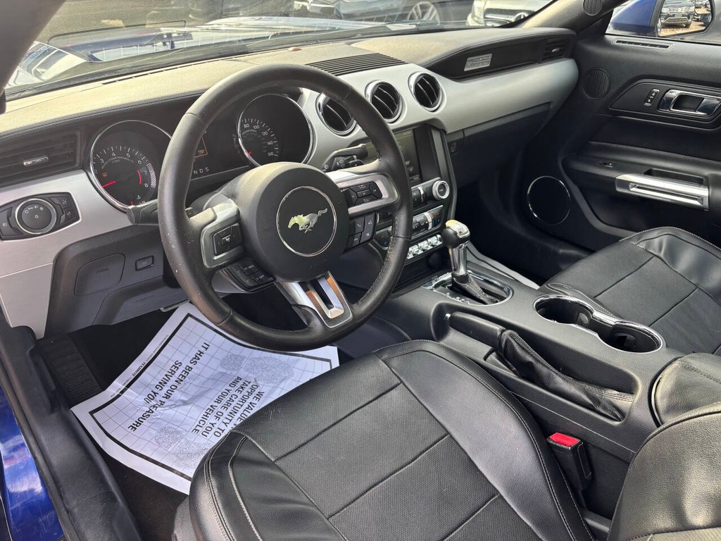 Ford Mustang Vehicle Full-screen Gallery Image 10