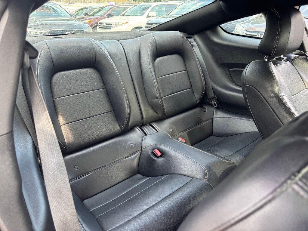 Ford Mustang Vehicle Full-screen Gallery Image 14