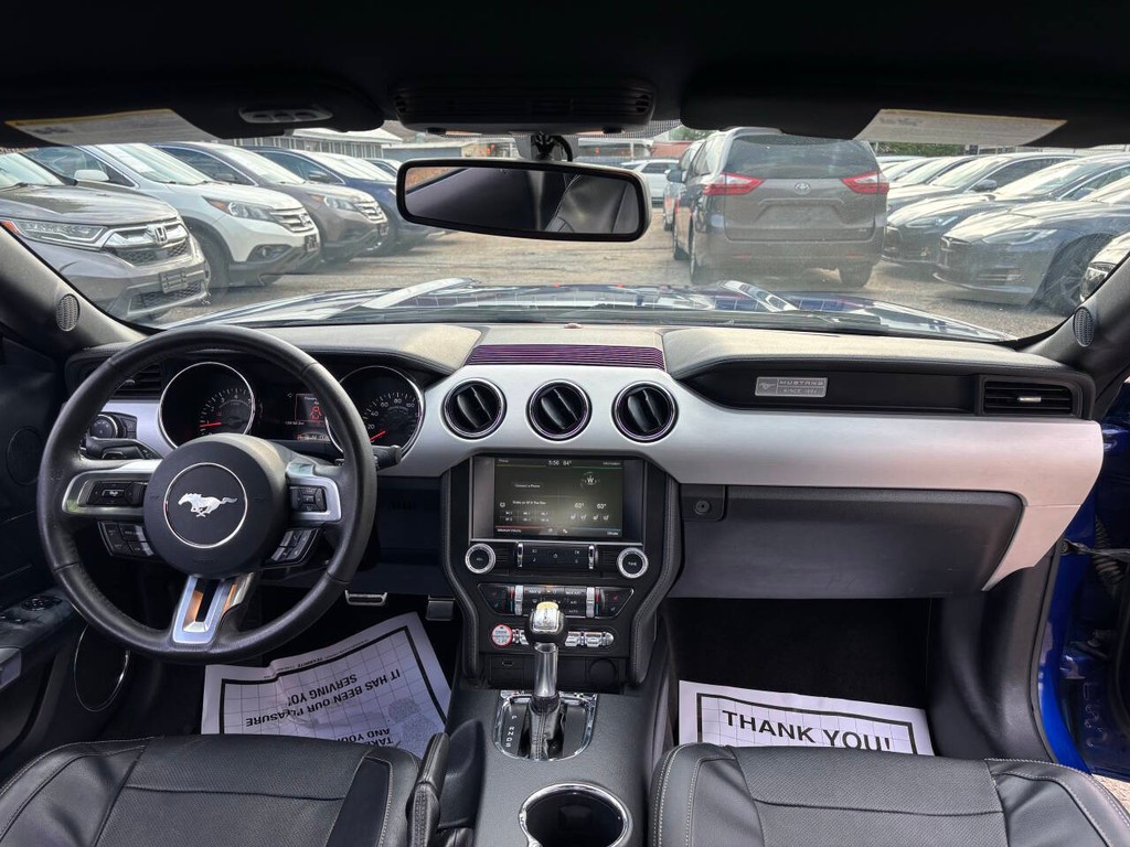 Ford Mustang Vehicle Full-screen Gallery Image 15
