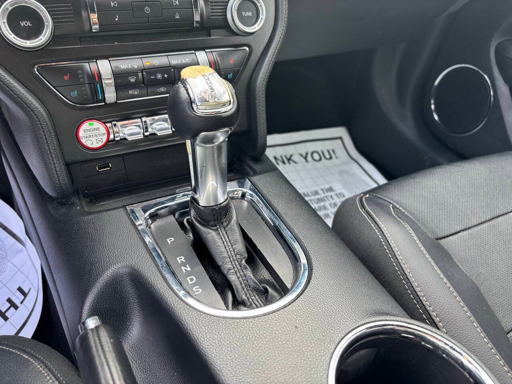 Ford Mustang Vehicle Full-screen Gallery Image 17