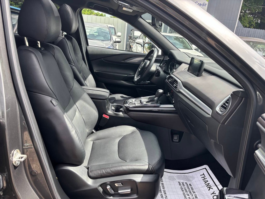 Mazda CX-9 Vehicle Full-screen Gallery Image 11