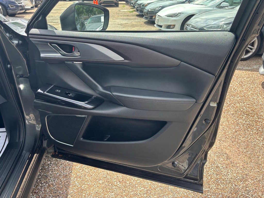 Mazda CX-9 Vehicle Full-screen Gallery Image 12