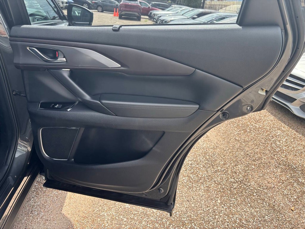 Mazda CX-9 Vehicle Full-screen Gallery Image 16