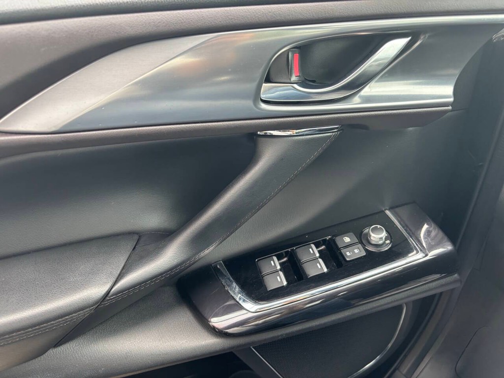 Mazda CX-9 Vehicle Full-screen Gallery Image 31