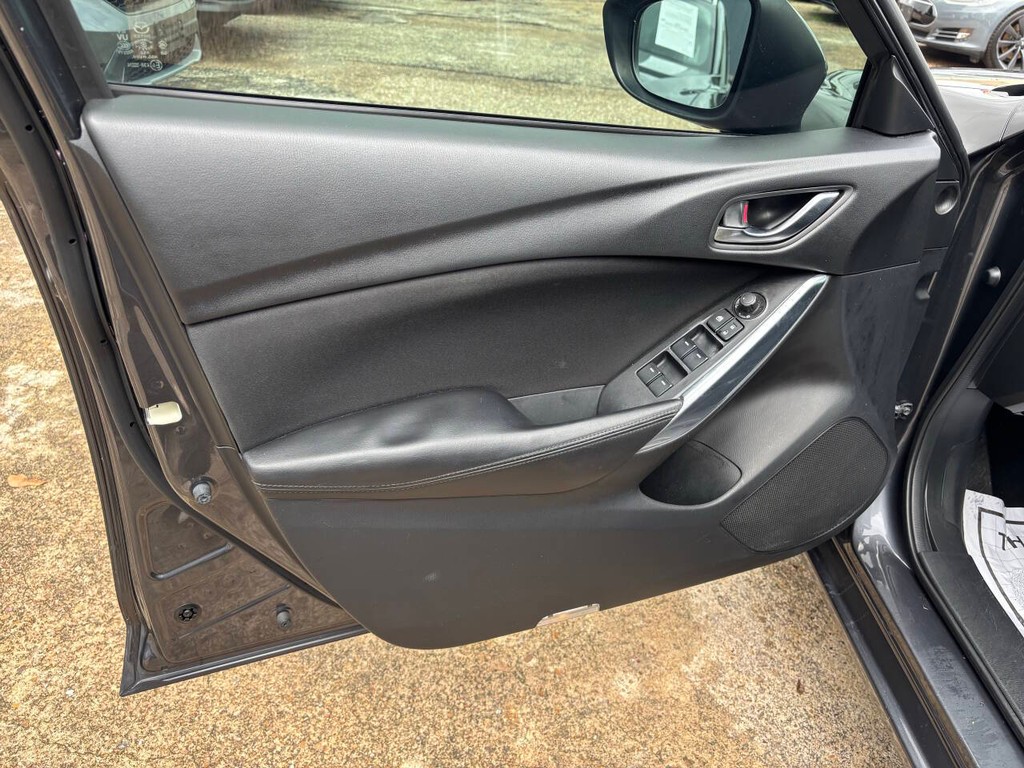 Mazda MAZDA6 Vehicle Full-screen Gallery Image 10