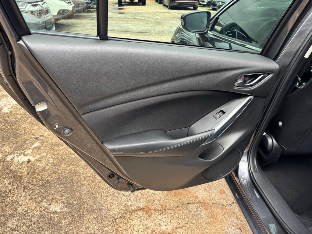 Mazda MAZDA6 Vehicle Full-screen Gallery Image 15