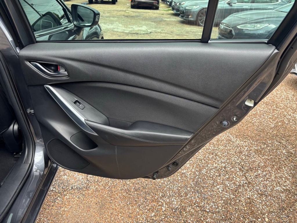 Mazda MAZDA6 Vehicle Full-screen Gallery Image 17