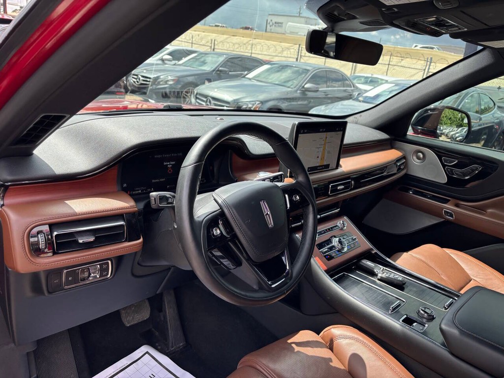 Lincoln Aviator Vehicle Full-screen Gallery Image 08