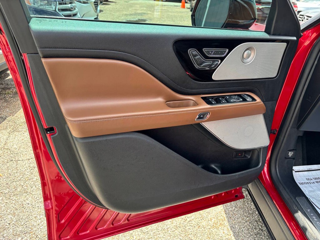Lincoln Aviator Vehicle Full-screen Gallery Image 10