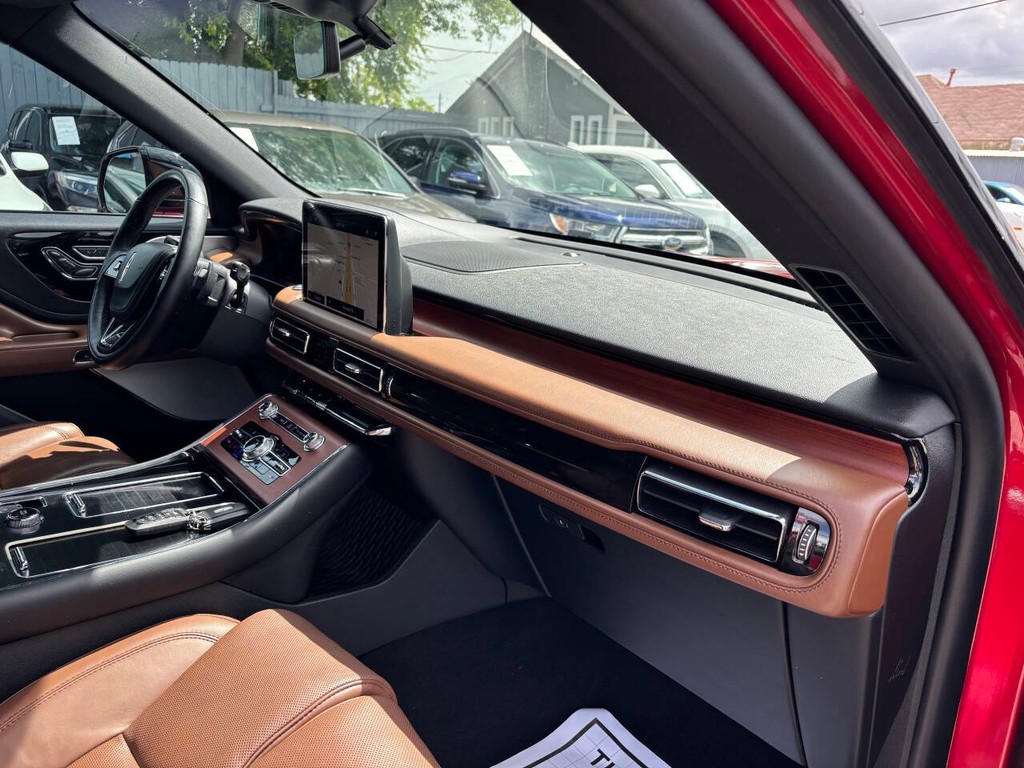 Lincoln Aviator Vehicle Full-screen Gallery Image 11