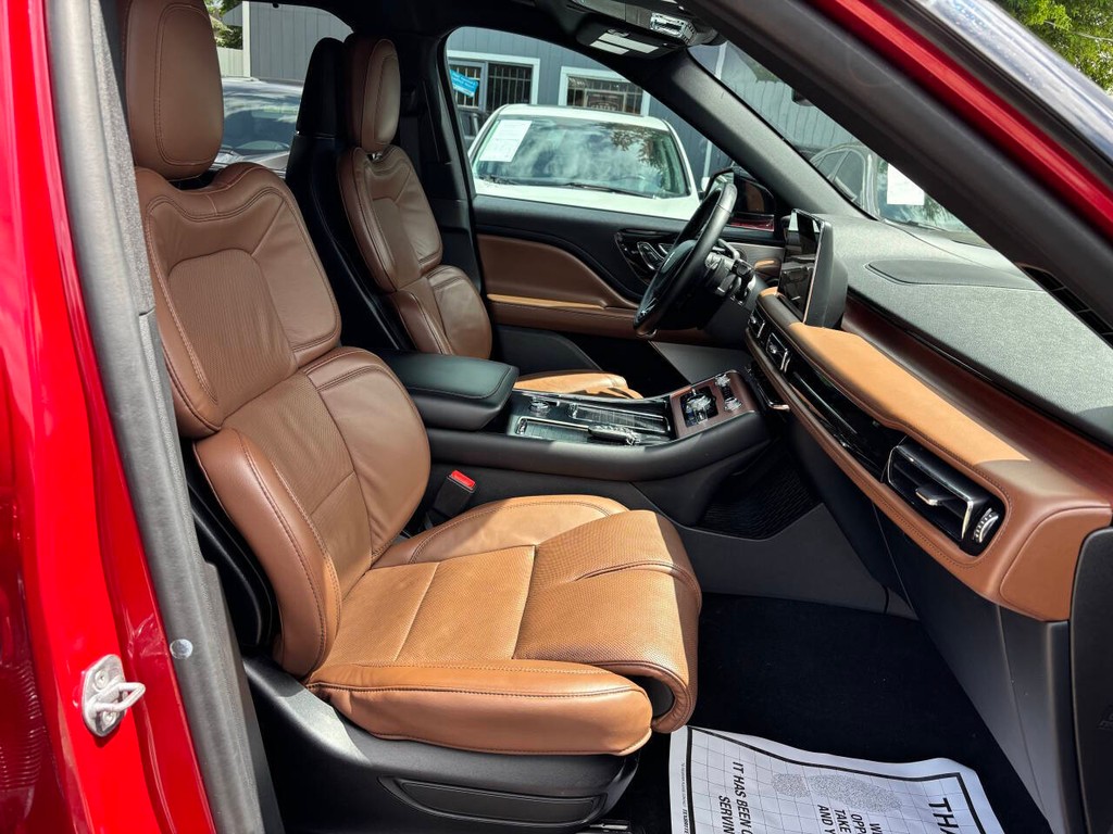 Lincoln Aviator Vehicle Full-screen Gallery Image 12