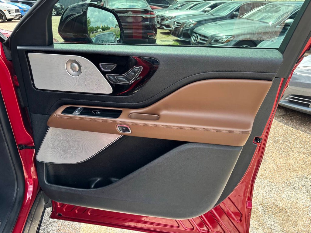 Lincoln Aviator Vehicle Full-screen Gallery Image 13