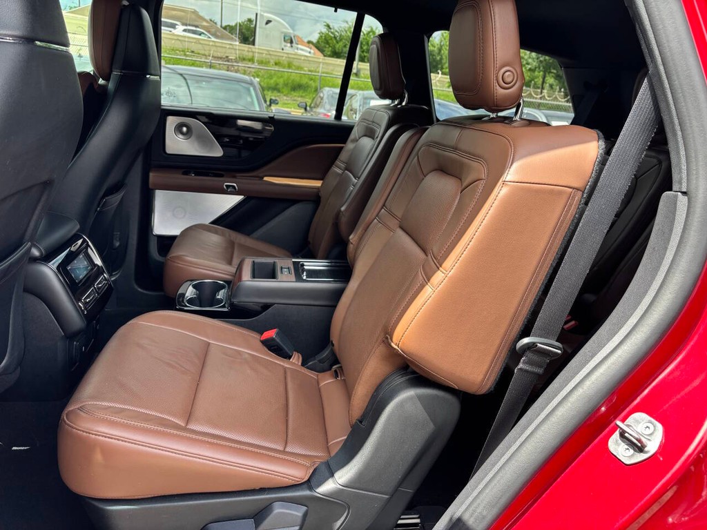 Lincoln Aviator Vehicle Full-screen Gallery Image 14