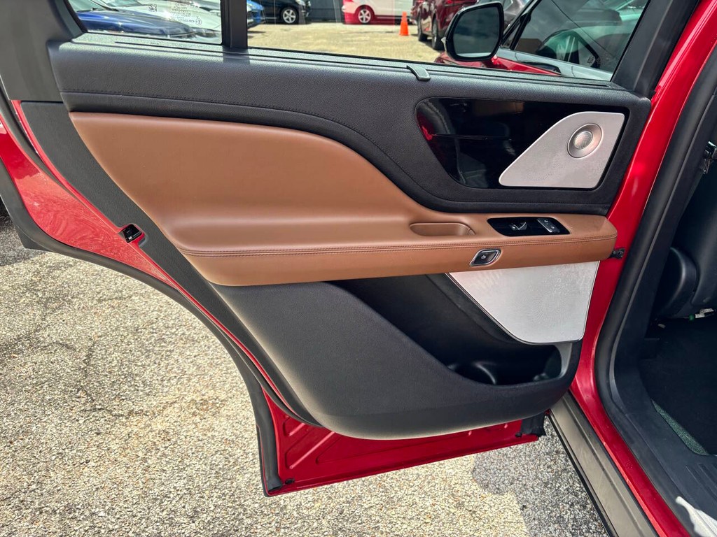 Lincoln Aviator Vehicle Full-screen Gallery Image 15