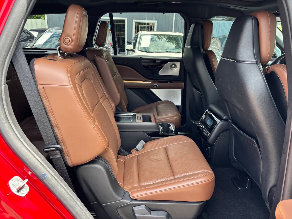 Lincoln Aviator Vehicle Full-screen Gallery Image 16