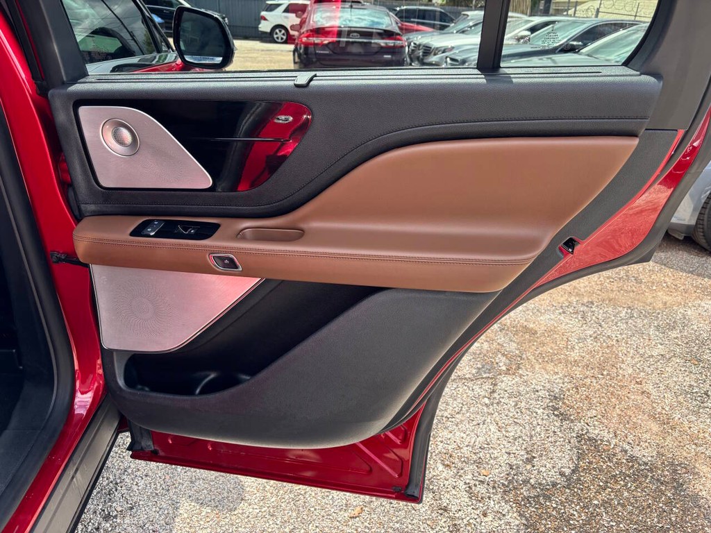 Lincoln Aviator Vehicle Full-screen Gallery Image 17