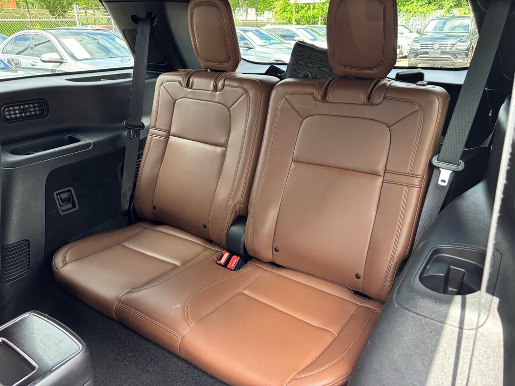Lincoln Aviator Vehicle Full-screen Gallery Image 18