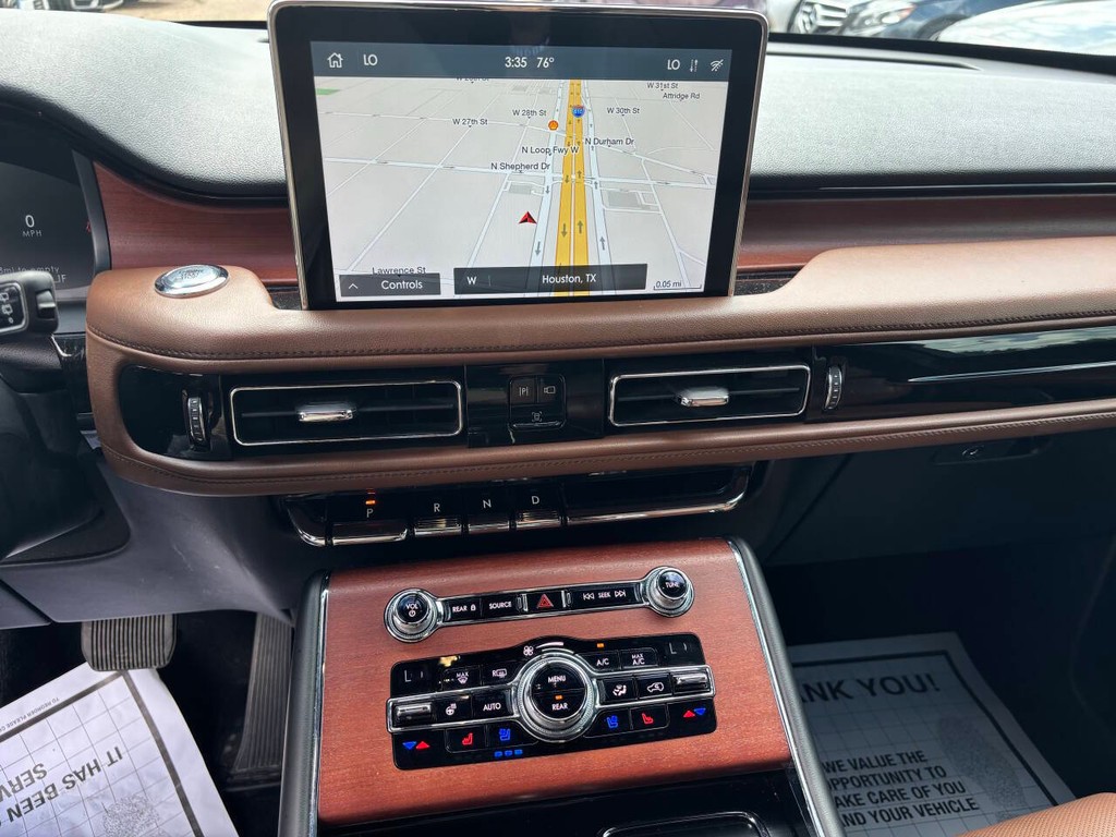 Lincoln Aviator Vehicle Full-screen Gallery Image 23