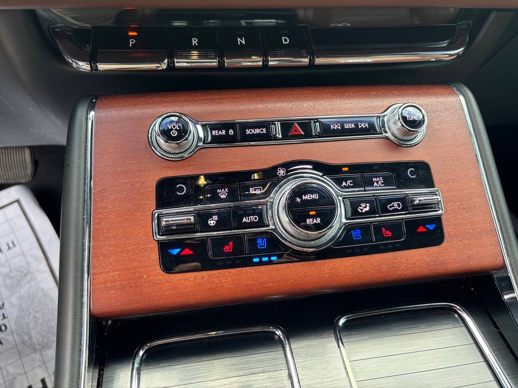 Lincoln Aviator Vehicle Full-screen Gallery Image 26
