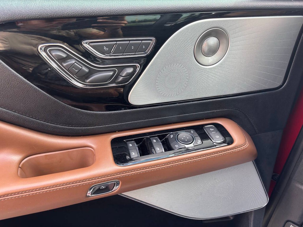 Lincoln Aviator Vehicle Full-screen Gallery Image 30