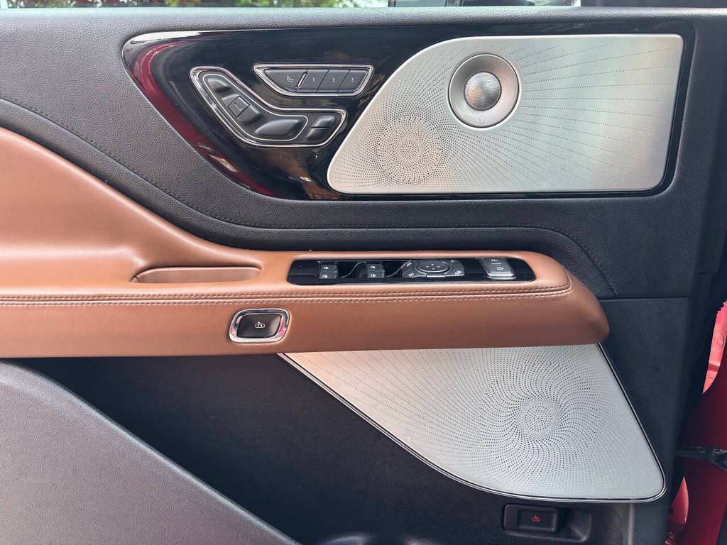 Lincoln Aviator Vehicle Full-screen Gallery Image 31