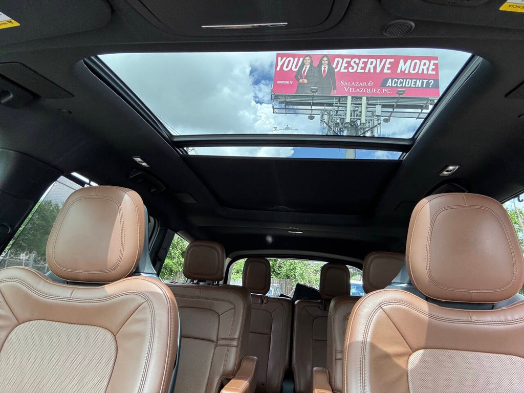 Lincoln Aviator Vehicle Full-screen Gallery Image 34