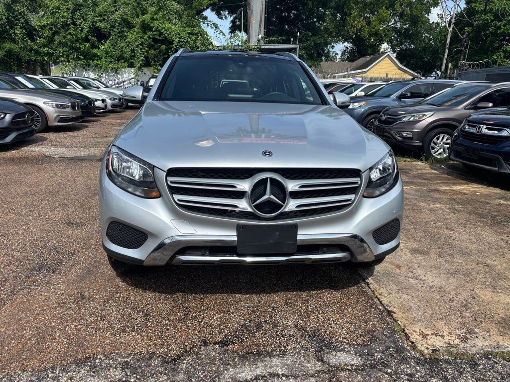 Mercedes-Benz GLC Vehicle Full-screen Gallery Image 02