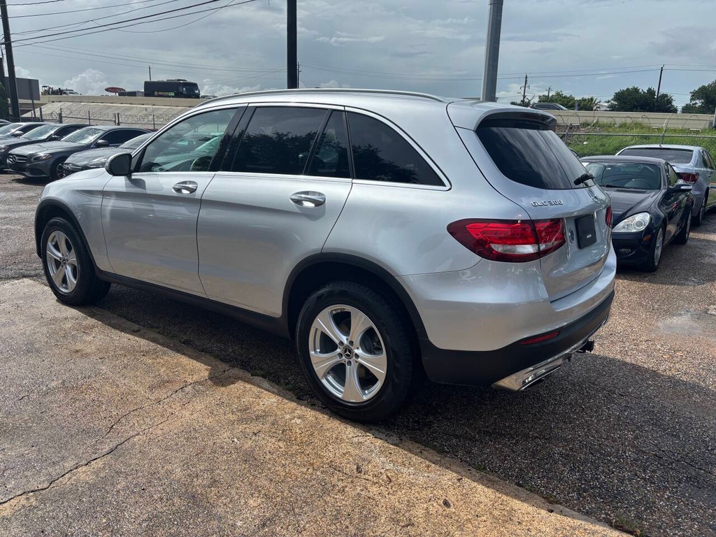 Mercedes-Benz GLC Vehicle Full-screen Gallery Image 05