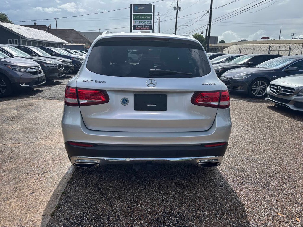 Mercedes-Benz GLC Vehicle Full-screen Gallery Image 06