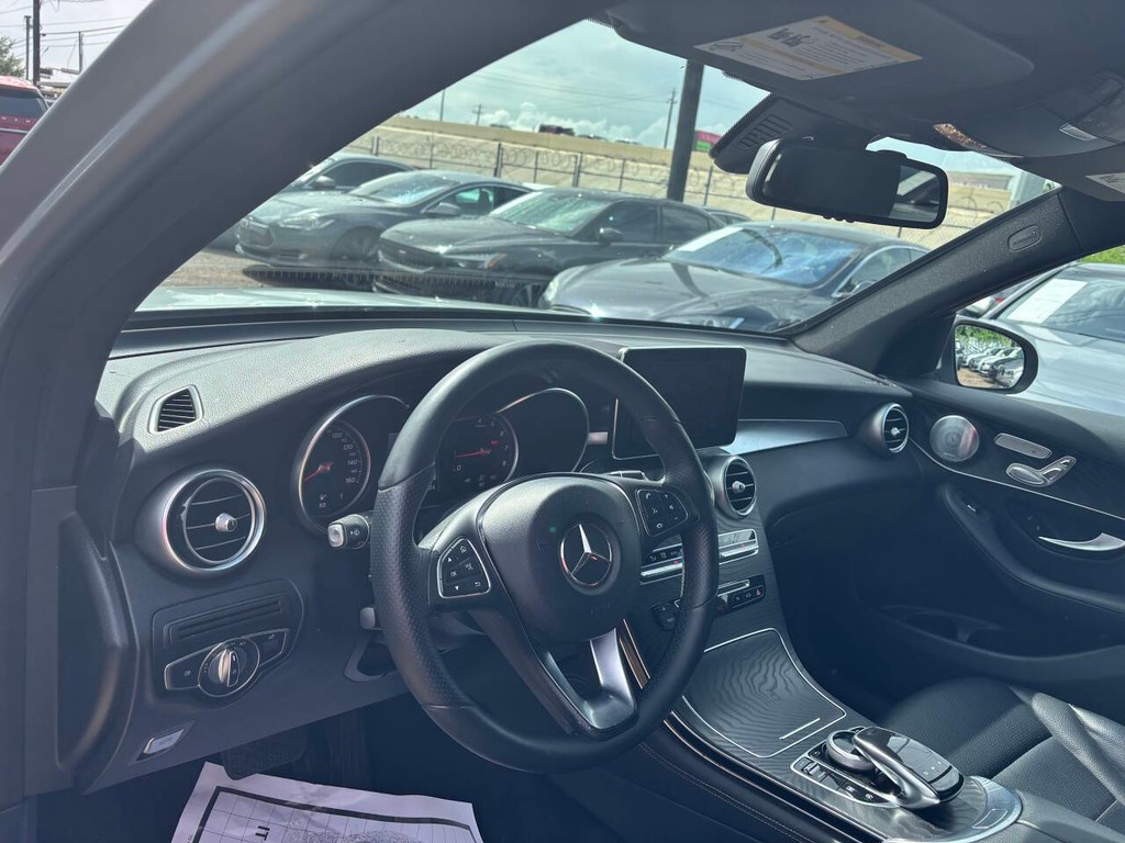 Mercedes-Benz GLC Vehicle Full-screen Gallery Image 08