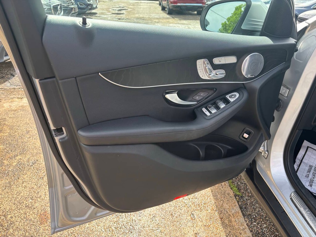 Mercedes-Benz GLC Vehicle Full-screen Gallery Image 09