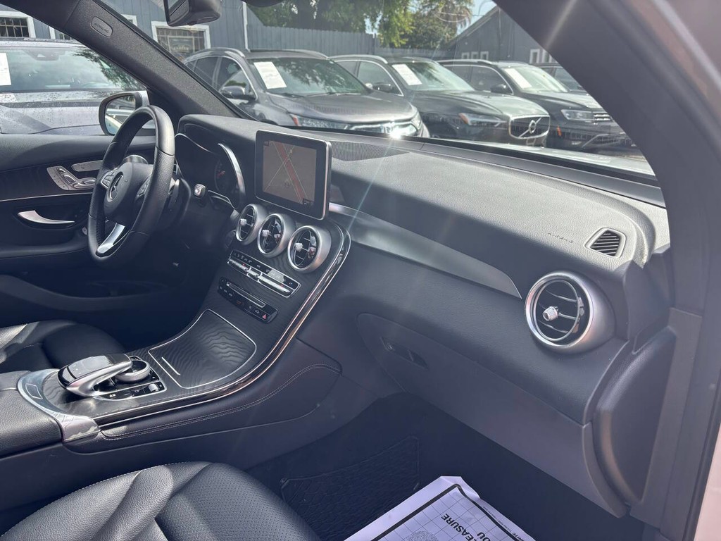 Mercedes-Benz GLC Vehicle Full-screen Gallery Image 10