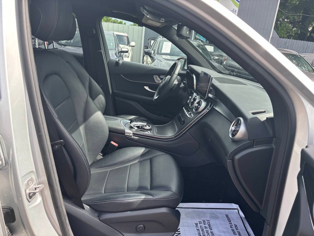 Mercedes-Benz GLC Vehicle Full-screen Gallery Image 11
