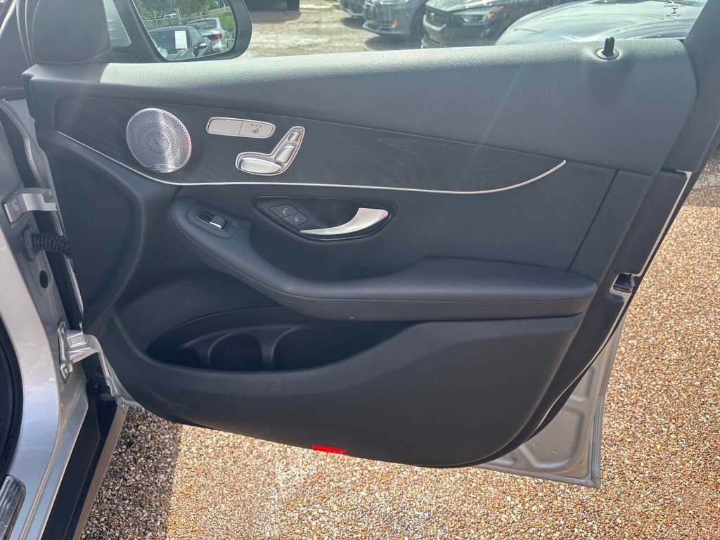 Mercedes-Benz GLC Vehicle Full-screen Gallery Image 12