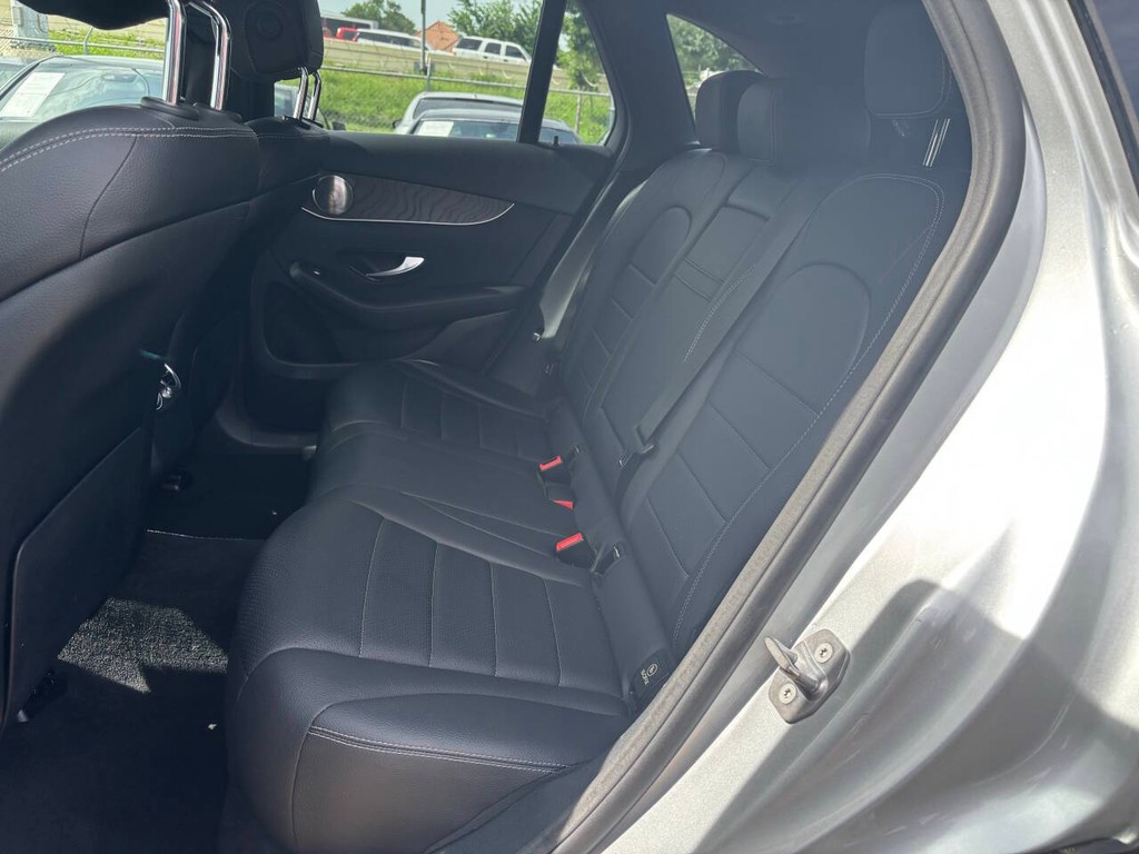 Mercedes-Benz GLC Vehicle Full-screen Gallery Image 13