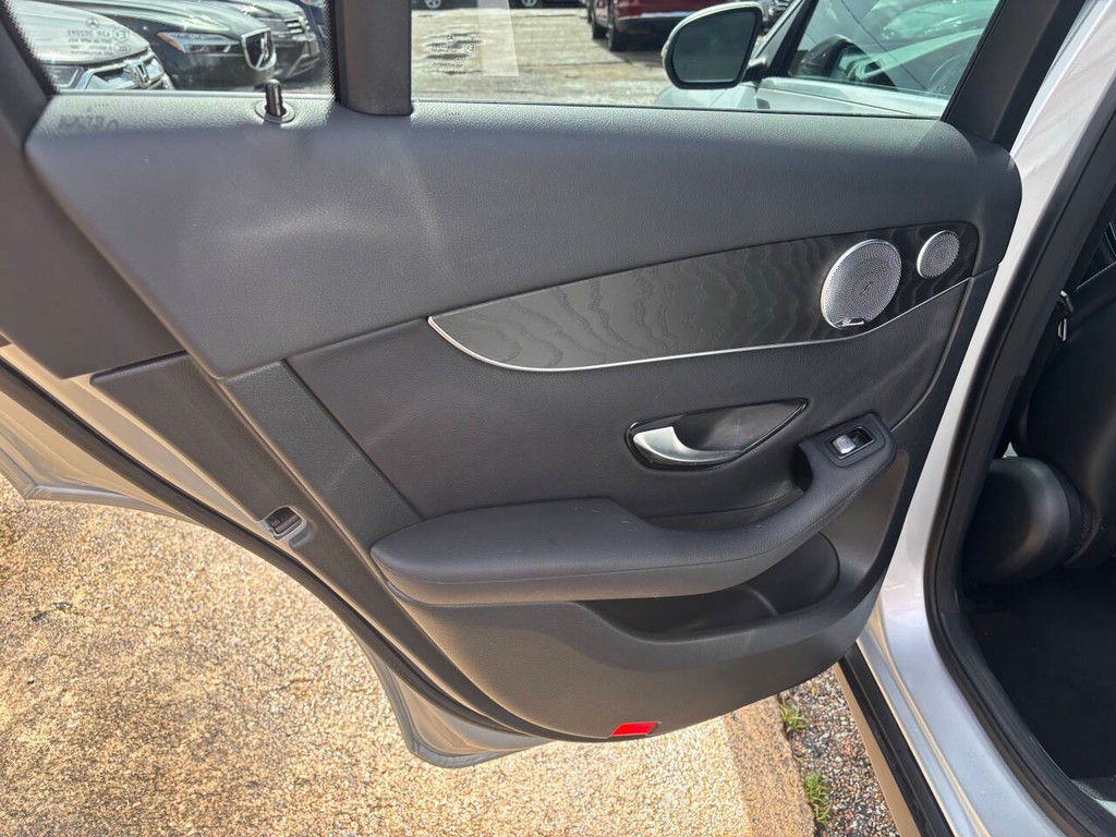 Mercedes-Benz GLC Vehicle Full-screen Gallery Image 14