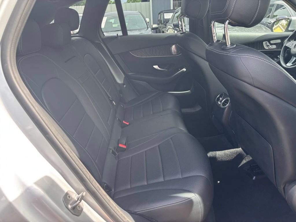 Mercedes-Benz GLC Vehicle Full-screen Gallery Image 15