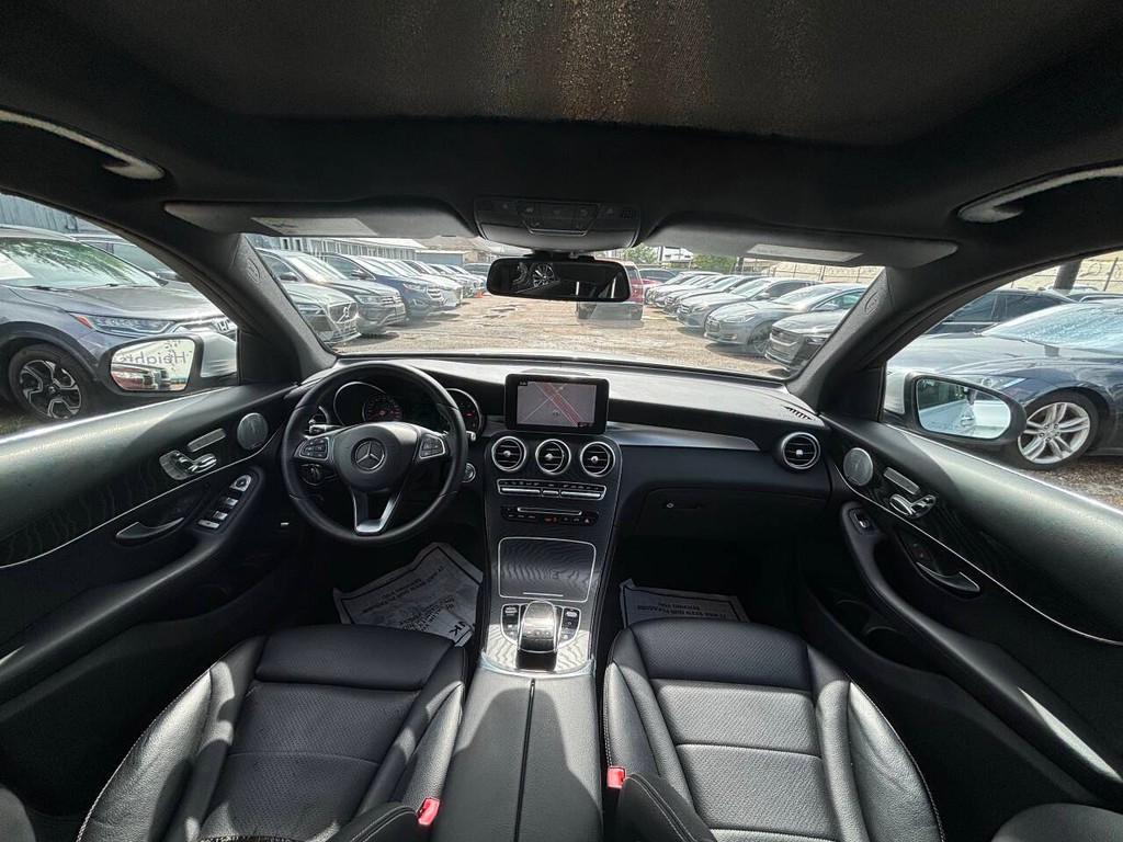 Mercedes-Benz GLC Vehicle Full-screen Gallery Image 17