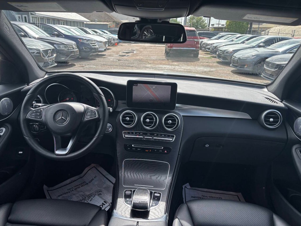 Mercedes-Benz GLC Vehicle Full-screen Gallery Image 18