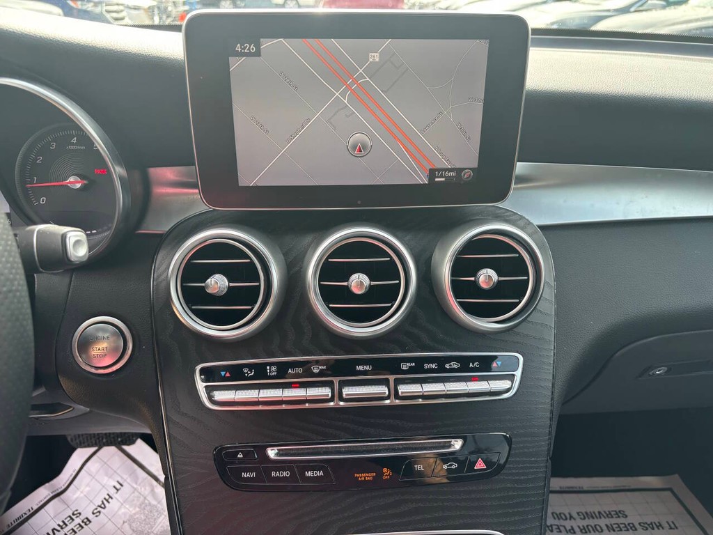 Mercedes-Benz GLC Vehicle Full-screen Gallery Image 19