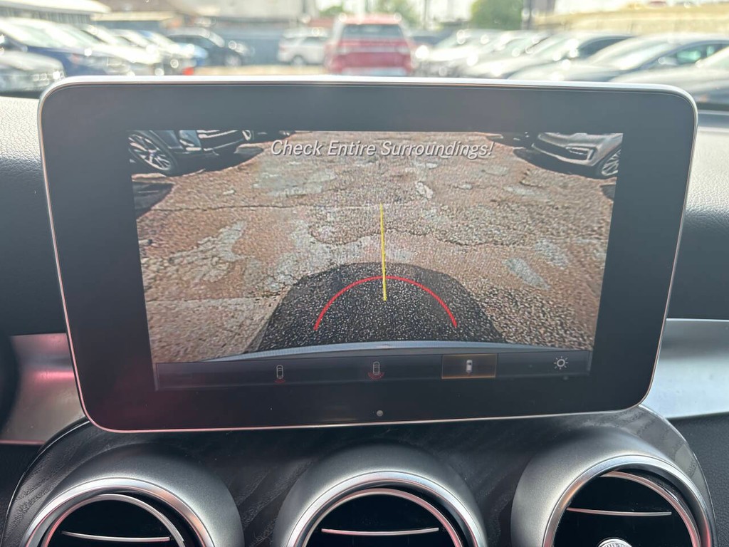 Mercedes-Benz GLC Vehicle Full-screen Gallery Image 22