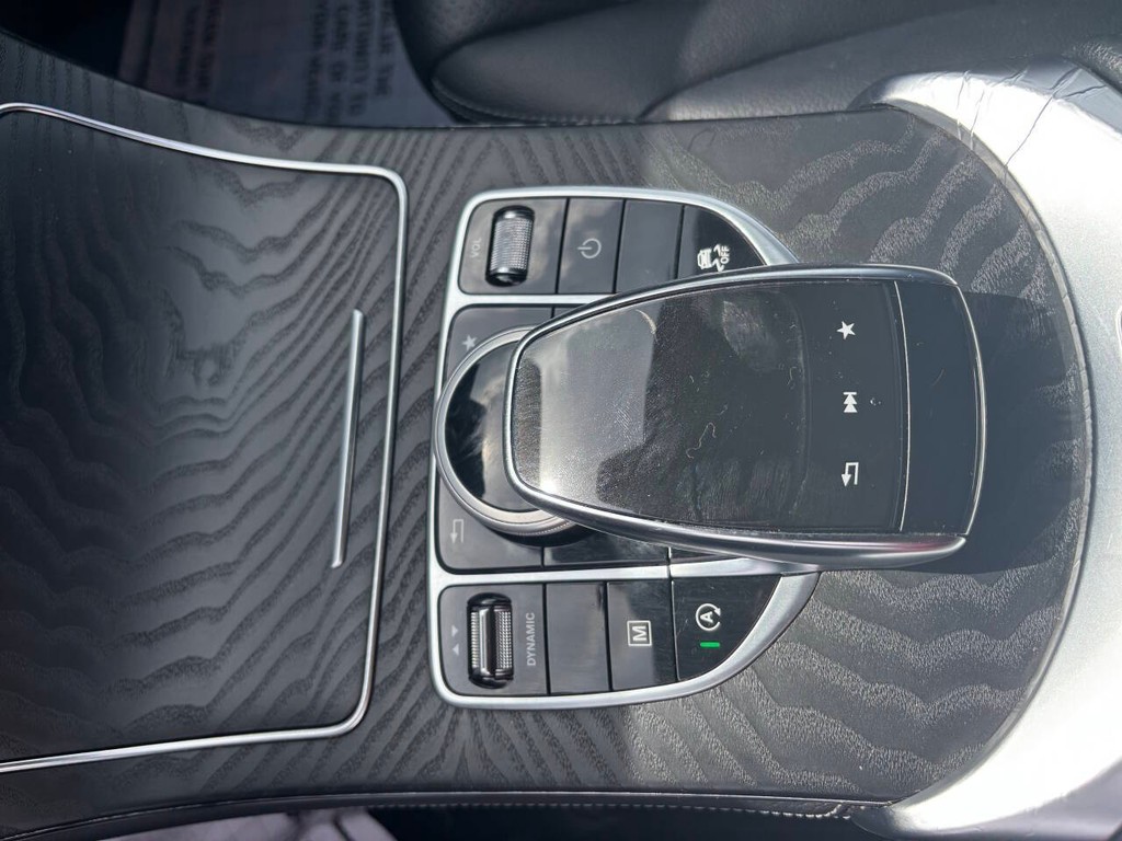 Mercedes-Benz GLC Vehicle Full-screen Gallery Image 23